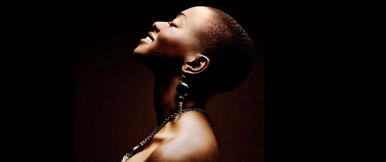 Azania Noah, chanteuse du réseau, en portrait de scène