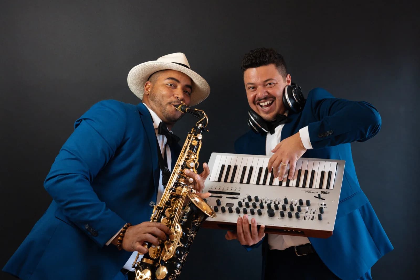 Le duo Jazzy Brothers en studio, saxophone et clavier, en costume bleu
