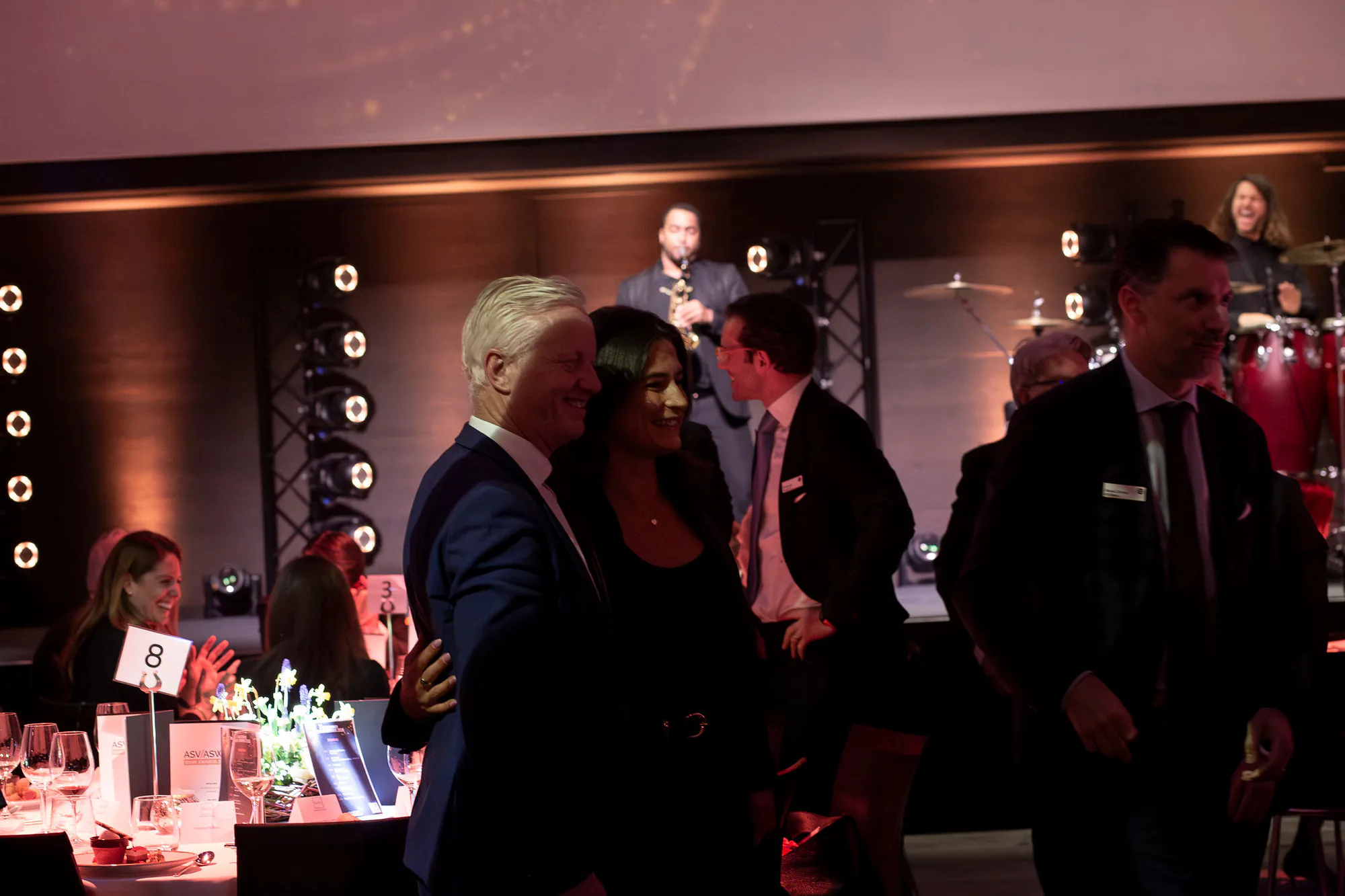 Invités dansant entre les tables lors d'un gala d'entreprise