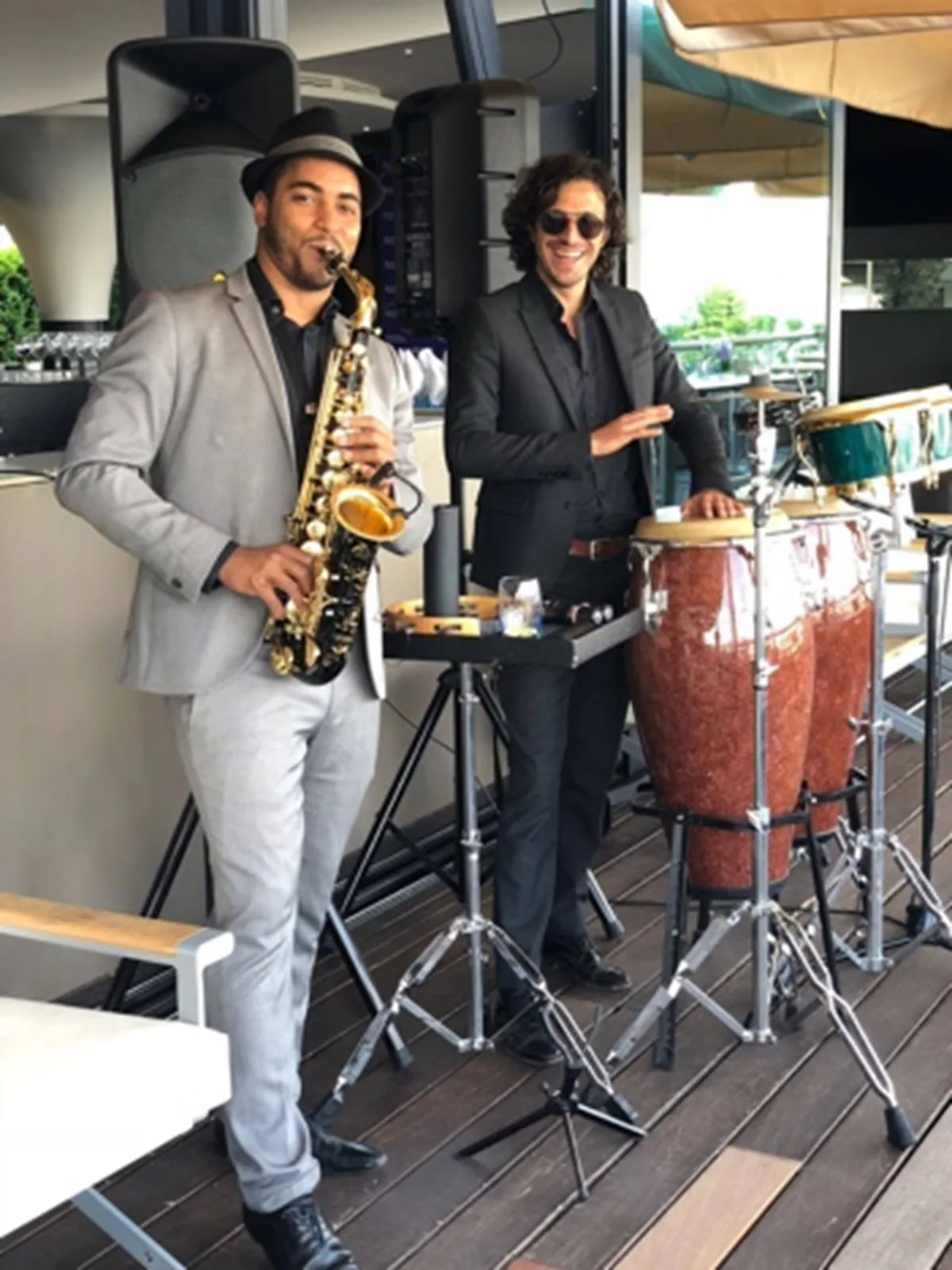 Cocktail en terrasse animé au saxophone et aux percussions