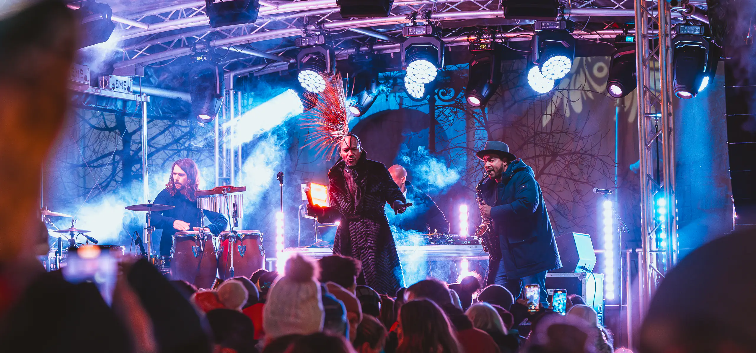 Groupe live sur scène pendant un concert en plein air en Suisse